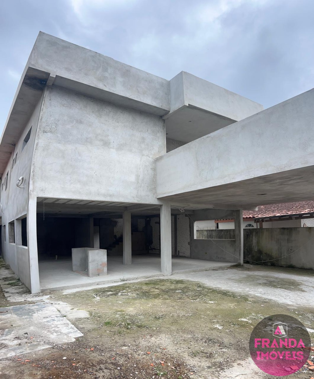 Casa à venda com 4 quartos, 368m² - Foto 1